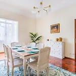 Marques De Pombal Classical Living דירה